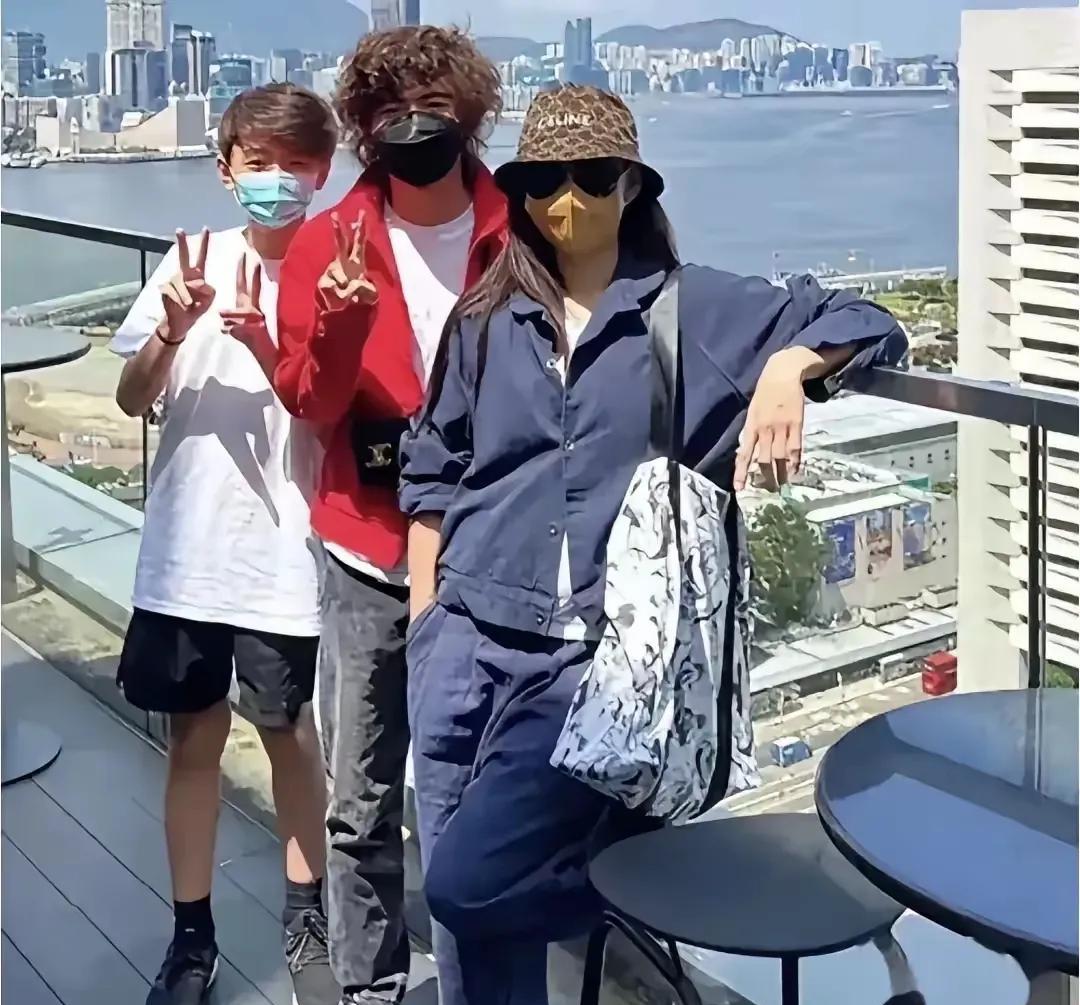 放寒假了，张柏芝带儿子去旅游！
母子三人很开心！
大儿子已经长的比妈妈高了，
留