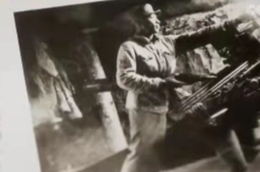 1951年，在一个炮兵阵地上，竟然还有炮弹射出，要知道这个阵地基本全员阵亡了。美