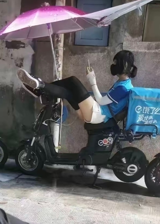 她怎么这么悠闲，不用抢单吗？