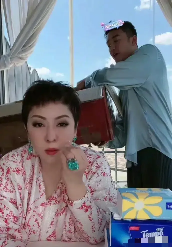 向太可太猴精了！拿行李箱时不见人影，别人吃鱼她当没事人，一到自己带的牛肉干、红豆