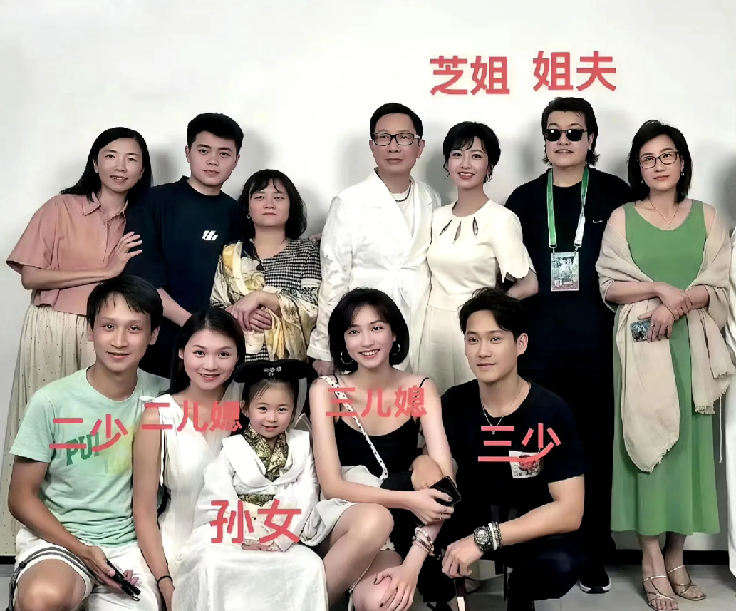赵雅芝的家庭合影中，家庭成员包括丈夫、儿子、儿媳和孙女都一一亮相，儿子们颜值颇高