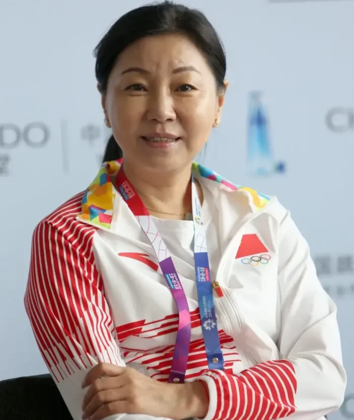 
全红婵在女子10米台上夺金后，周继红有三项紧急事务要处理：

1. 必须找到全