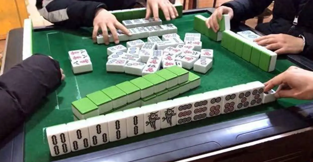 河北秦皇岛，一男子在春节前一天去找朋友打了几圈麻将，谁知竟被人举报了，导致男子因