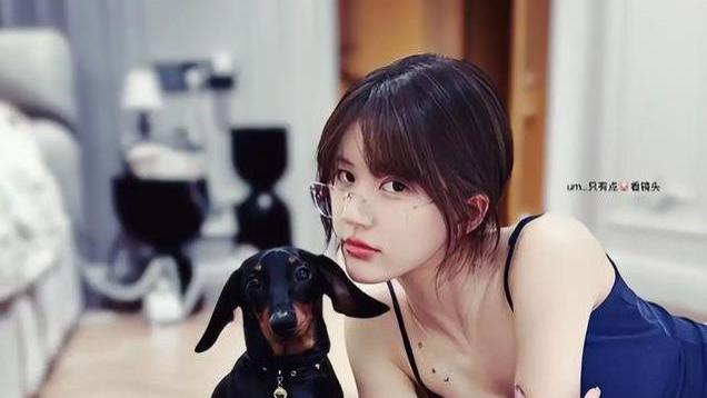 赵露思再晒进食照，拿勺动作不同往日，手指变灵活病情明显好转