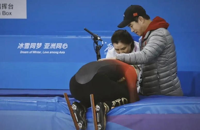 林孝峻哭得像个孩子一样！哭得非常凶！他不过也是个大男孩儿啊，趴在教练的怀里哭得跟