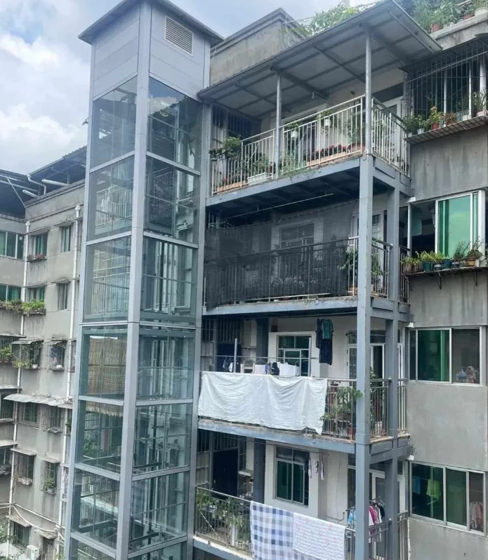 广州，男子住在没有电梯的老式住宅，男子住3楼，同一栋楼的业主想要集资装电梯，男子