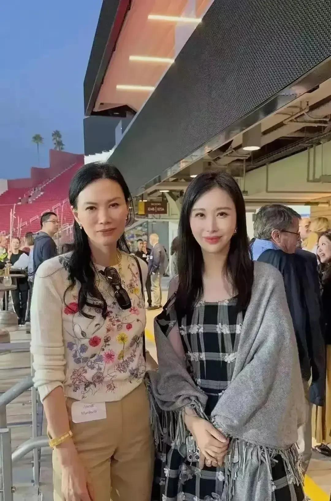 照片中这两个女人应该是同一种类型的人，同宗同派呀，她们会的技能基本上都一样，只不