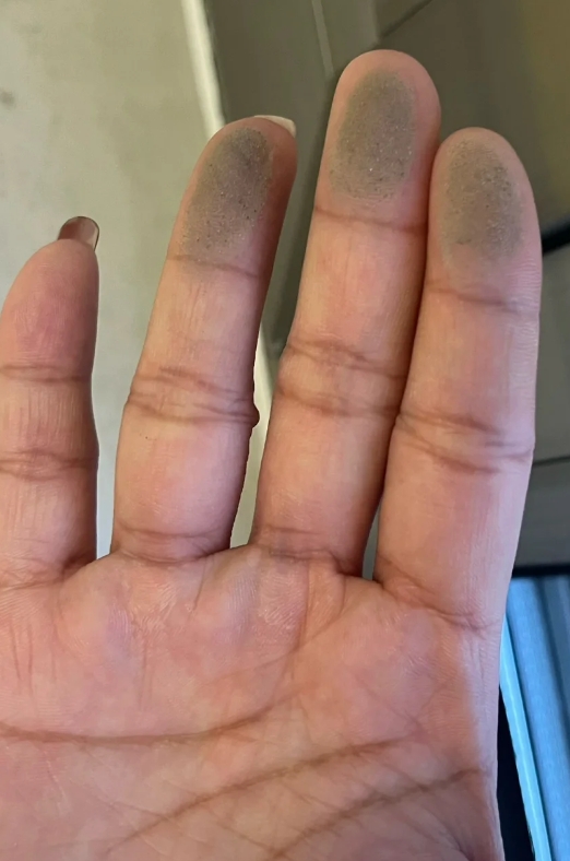 我92年毕业刚上班的时候进了，听爸妈的叮嘱要最早到办公室，开窗、擦地、打开水..