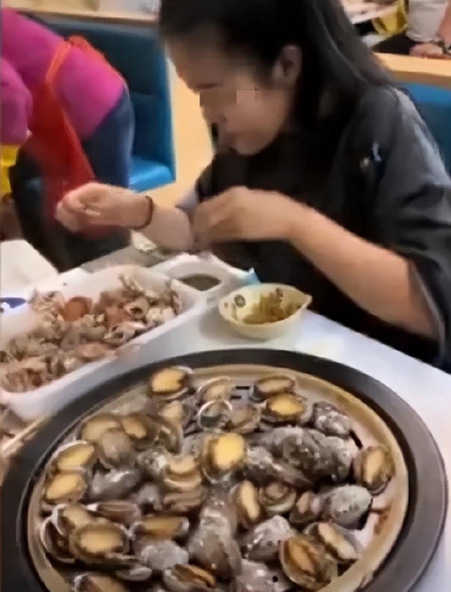 河北，女子到自助餐厅吃海鲜，交完118元的餐费后，女子盛了一大盘的鲍鱼和大虾，端