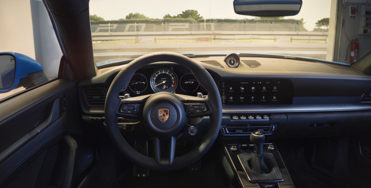 不是时代抛弃了手动挡，而是手动挡抛弃了不会开车的人。
从更远的时间线来看，自动挡