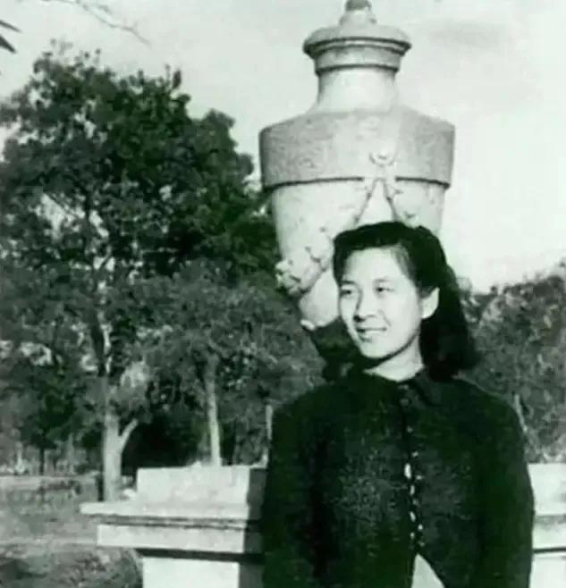 1984年，黄令仪收到通知：停止集成电路和芯片的研发，她冲进办公室大喊：＂不能停