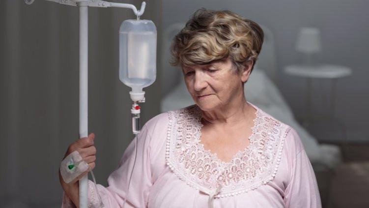 74岁大妈坚持自己做饭，确诊肠癌，医生：这个饮食习惯害了她！