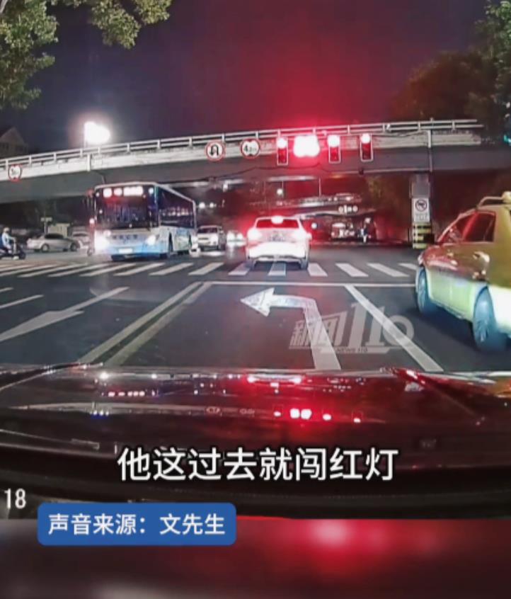 “这才是出行的正确方式！”江苏南京，一男子看到前方车辆差点闯红灯后，及时鸣笛提醒