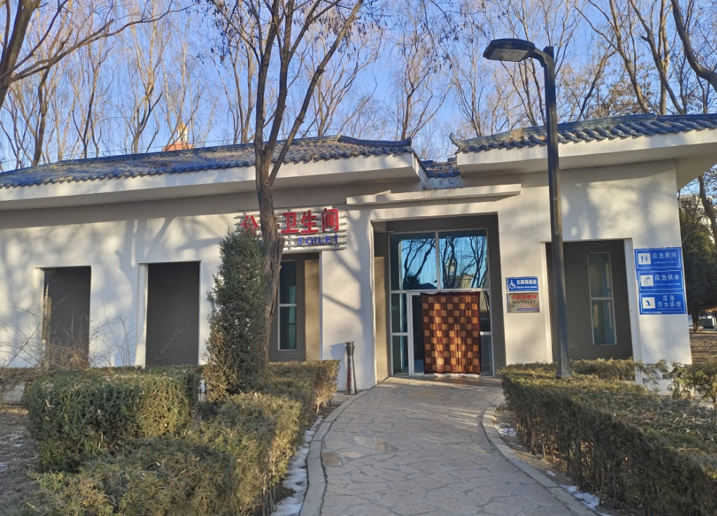 大家都看看，这是五线小城市湿地公园的一个公共厕所。内部装修很有格调，并且有专人打