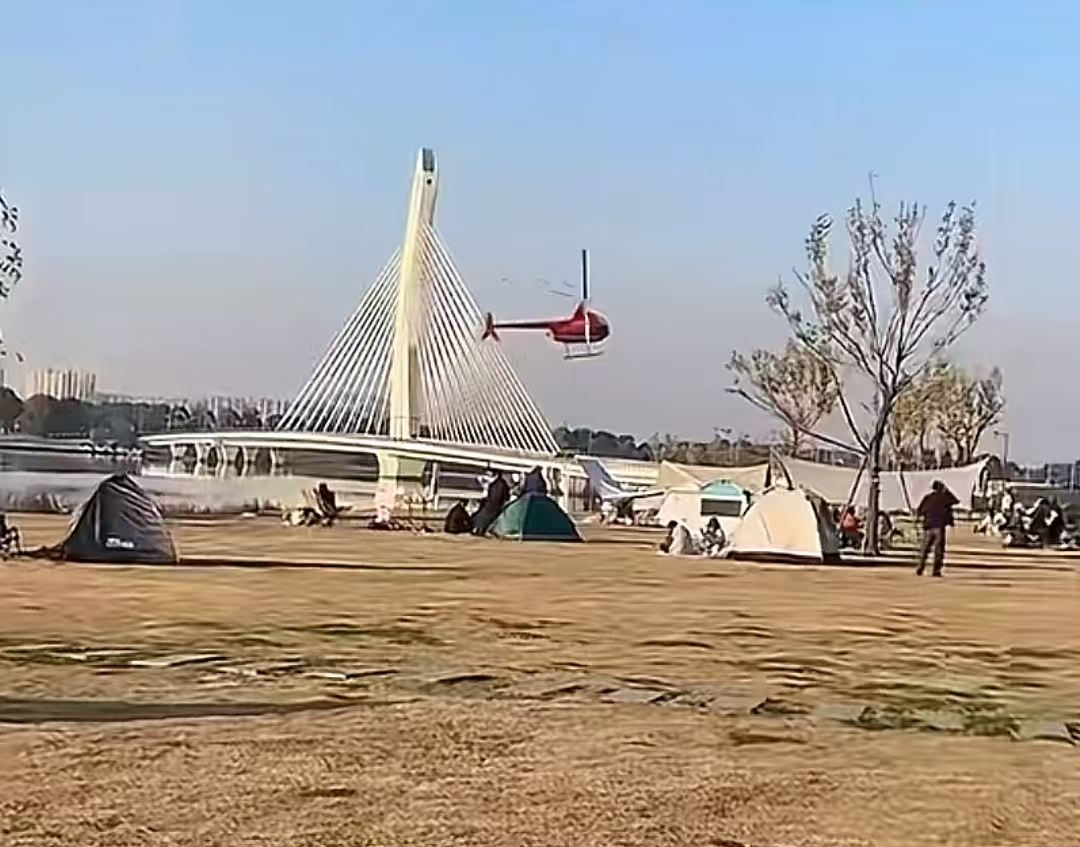 江苏常州一架直升飞机低空飞行后落水