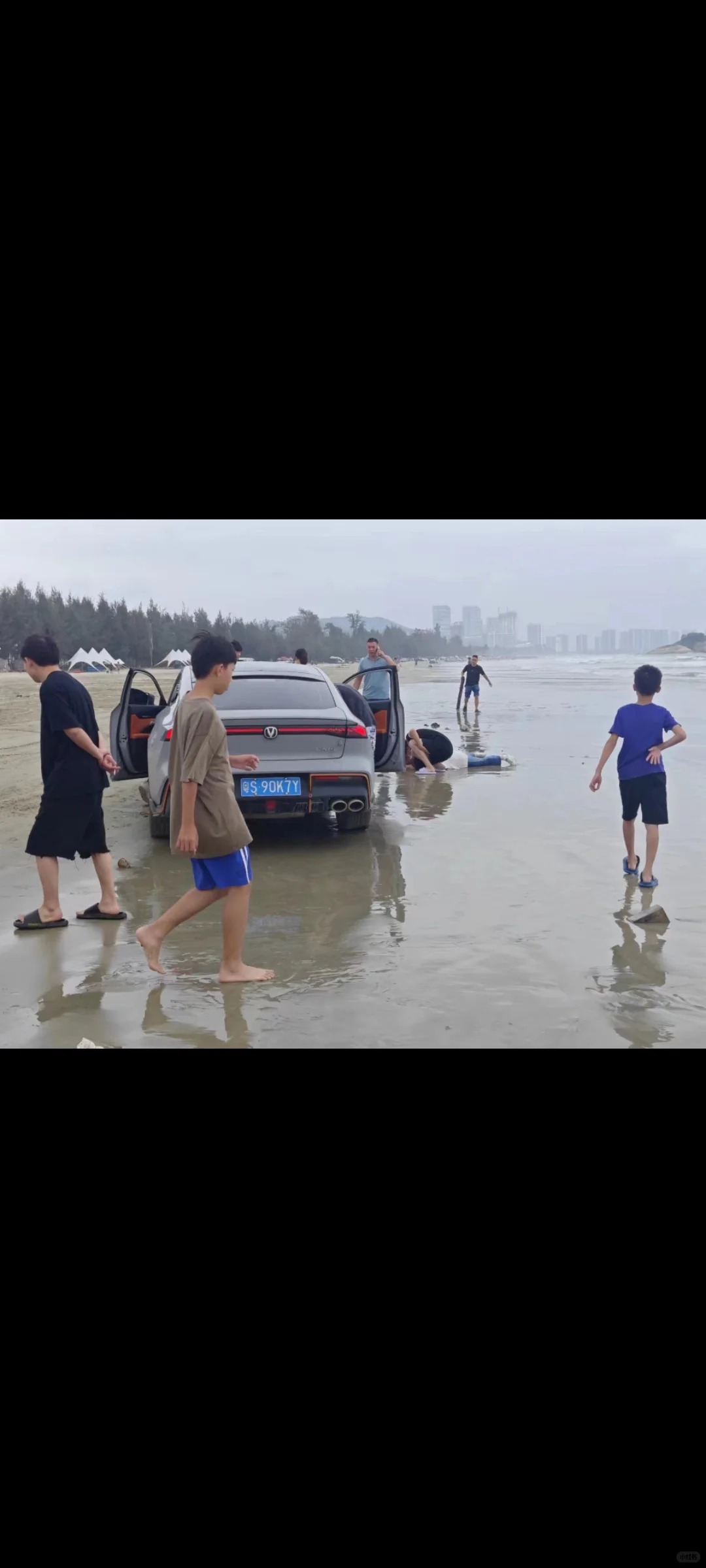 这样的司机要刑拘吗？刑拘20年多不多？
危险驾驶，对其他行人做成伤害，要不要刑拘
