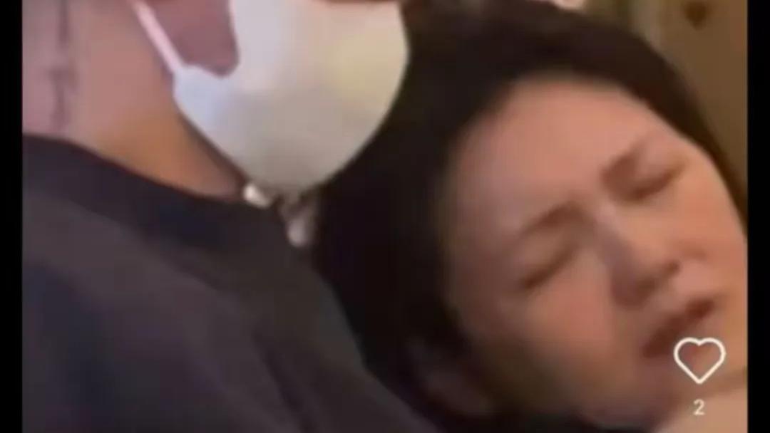 大S发病照曝光？躺在老公怀里难受虚弱，染病疑和范玮琪夫妻有关