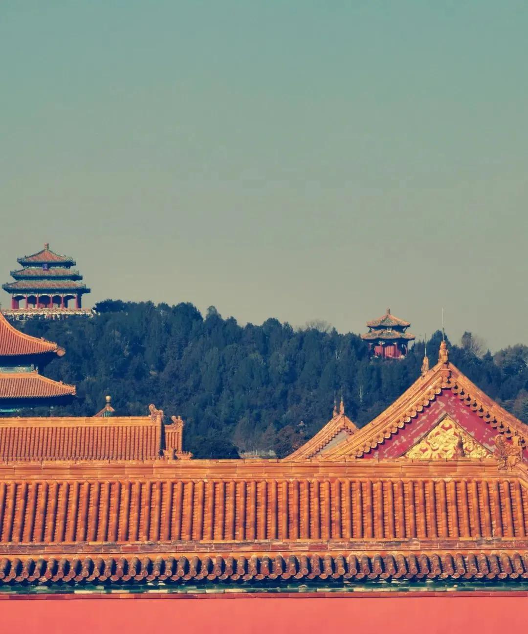 《尚书》“克永观省，作稽中德”，“非天不中，惟人在命”。中，是孔子对尧舜以及三代