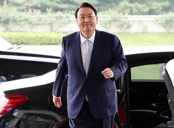 尹锡悦好尴尬，访问乌克兰后，想回韩国有点难了。

第一、尹锡悦访问乌克兰期间，俄