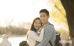 我捡到贫穷帅哥，一天三份工养活他，他却在沪圈富二代聚会炫耀“花钱泡女人没意思，高端局还得玩纯爱”