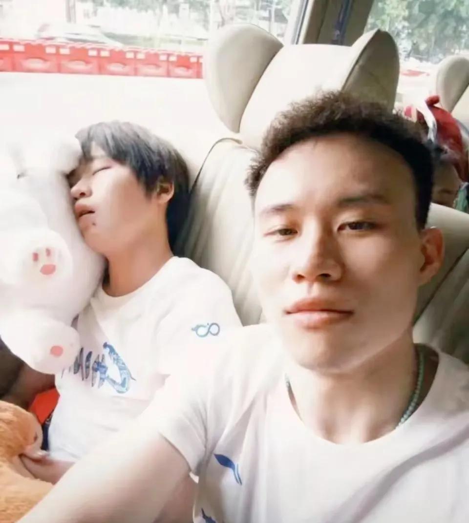 全红婵终于要回家了
婵妹睡觉的样子
被谢思埸拍到了。
大头，东东快来看！
红婵师