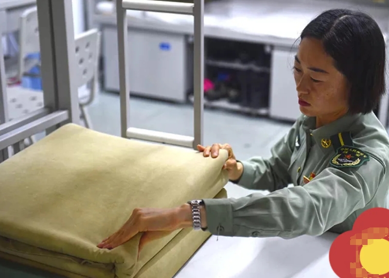 （阅兵）女兵的日常：

6:00

天边渐露鱼肚白，起床哨响起。整理内务，简单洗