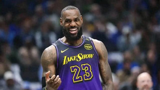 湖人主场惨败马刺：三连败后排名下滑，戴维斯空砍30分难救主