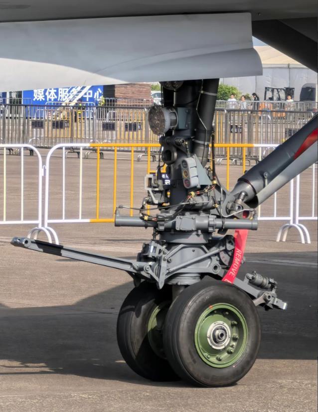 歼15T这起落架真粗，专为弹射起飞设置。以后福建舰就是歼15T四代半战斗机➕歼3