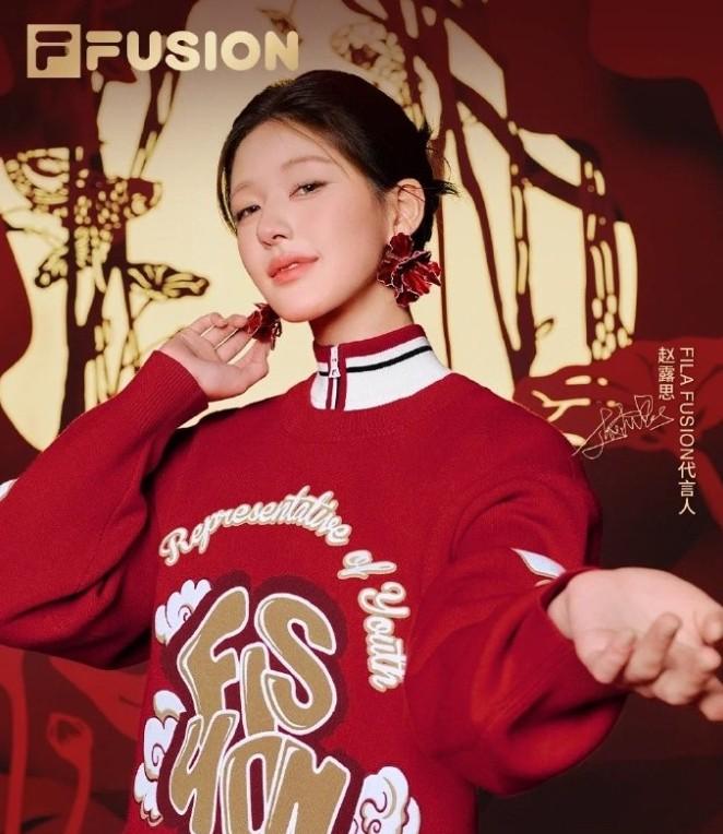 闹大了！赵露思最新代言大变脸，脸僵到像充气，眼睛都只能半睁？
赵露思代言运动品牌