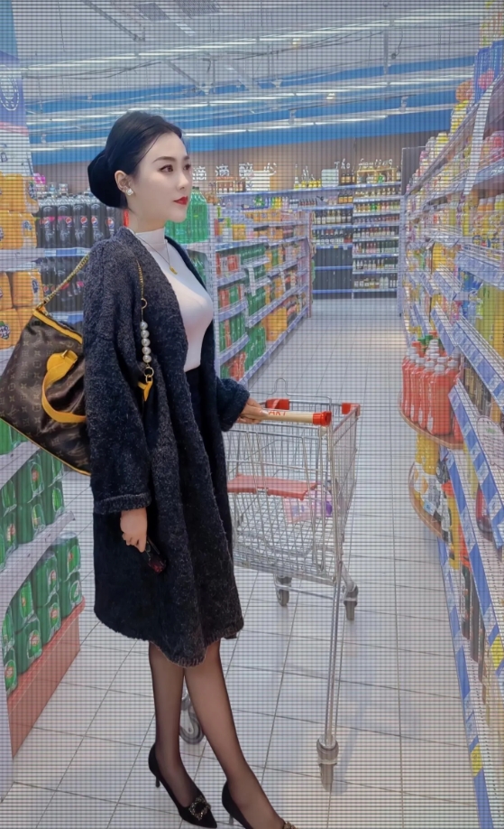 超市里的贵妇人，不多见呀​​​，漂亮极了
