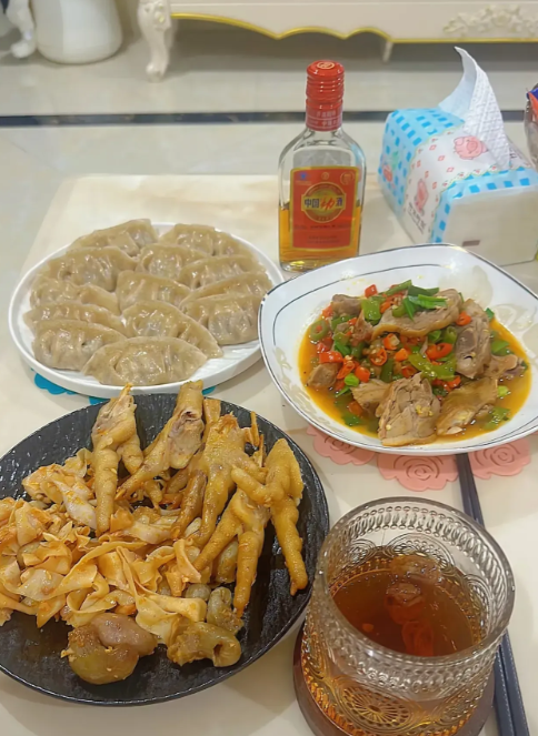 公公吃饭老要给桌子蹲一瓶酒，倒上一杯边吃边喝，我就是看不惯，觉得不该花这闲钱。