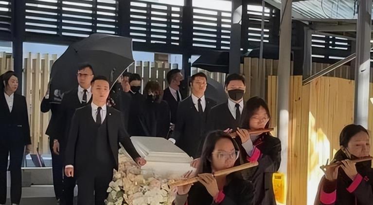 恋爱脑琼瑶爱情圣母，其实被平鑫涛以爱为名勒索一辈子，成了平鑫涛一家人的摇钱树。