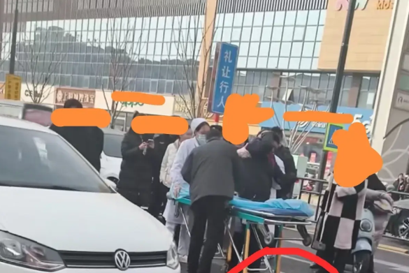 事发扬州高邮。昨天（1月21日）高邮在斑马线上发生的一起交通事故，双方都在错误预