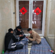 我有个朋友去要账，怎么要都不给，实在逼的没招了，在债主家门口楼道打地铺睡了半个月