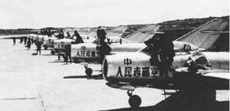 朝鲜战争中，志愿军飞行员张积慧升空迎敌，突然他发现前方水天相连的地方有一道道白烟