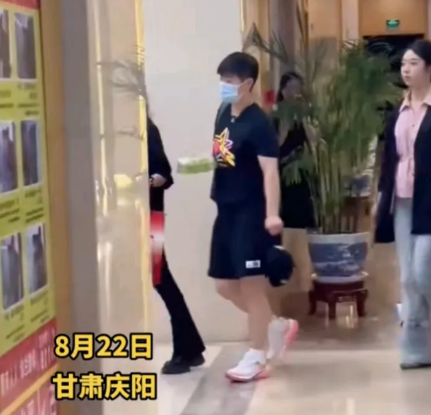 莎莎没赶上去甘肃的飞机，跑去坐高铁来的，坐了六七个小时晚上才赶到。还好赶上了明天