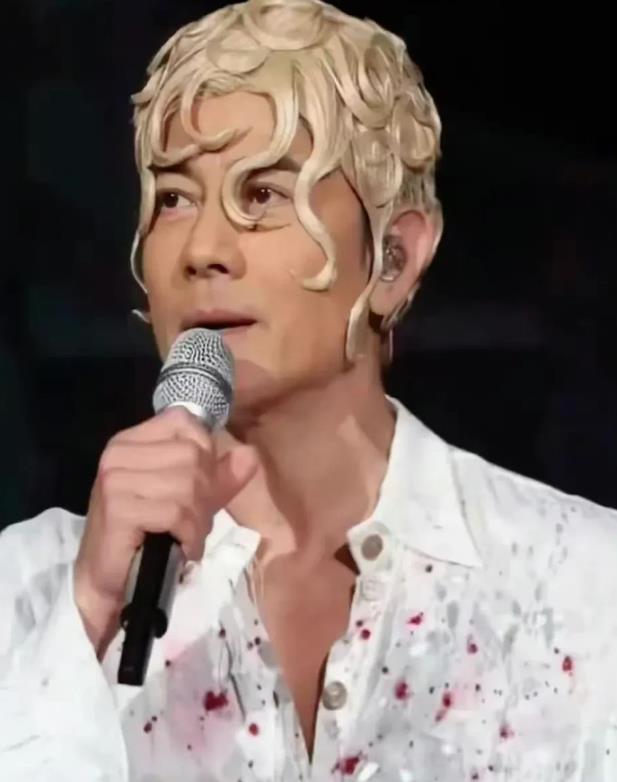 郭富城这是“老来疯”吗，舞台造型令人不解，这头饰好吓人，有点像泡面扣头上了。
大