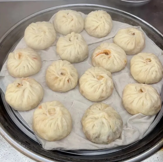 来自妈妈的爱，返程上班早上6点就要走，一起床就有妈妈蒸好的包子……

和面、发面