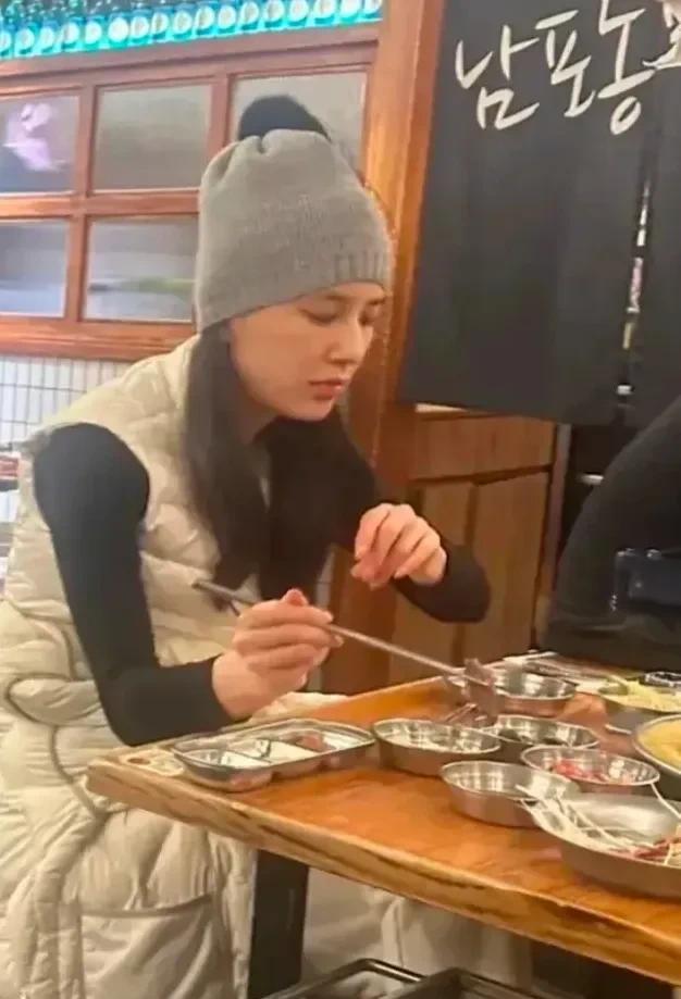 前阵子出了件新鲜事，有网友在韩国碰上黄圣依吃烤肉，那状态，简直绝了！她头戴毛茸茸