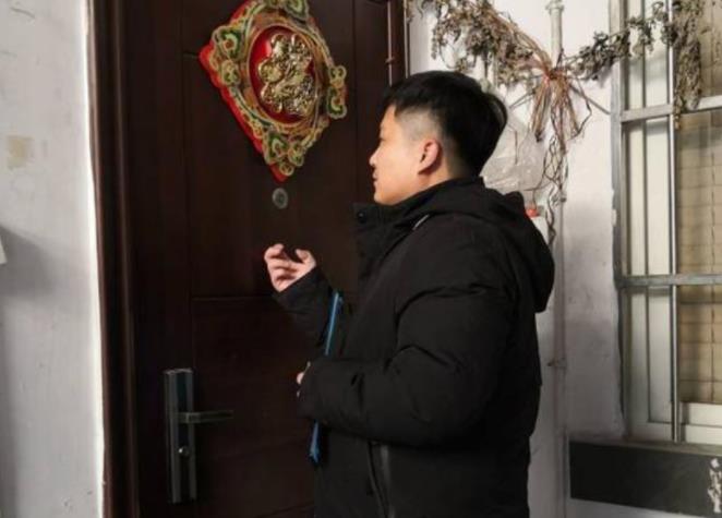 浙江桐庐，男子喝了酒回家，但女友反锁了房门，不让他进去，他敲了好久的门，女友都没