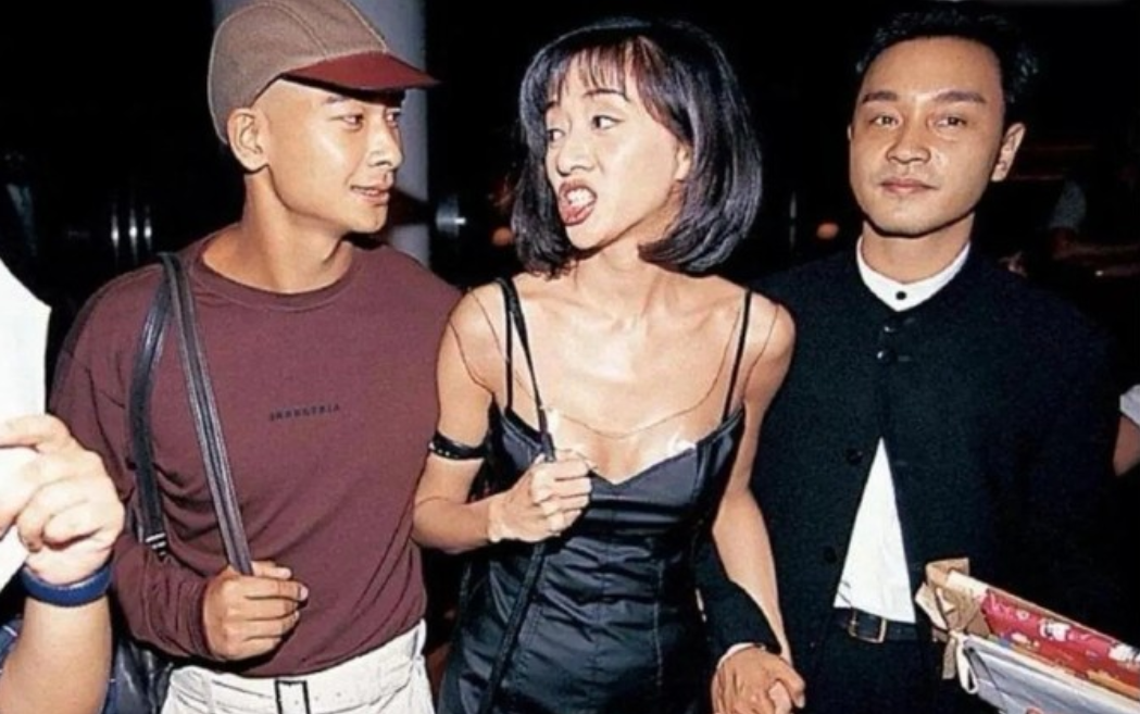 这张老照片真值钱，拍的是1995年的样子。那时候，梅姑和赵文卓正谈恋爱，张国荣哥