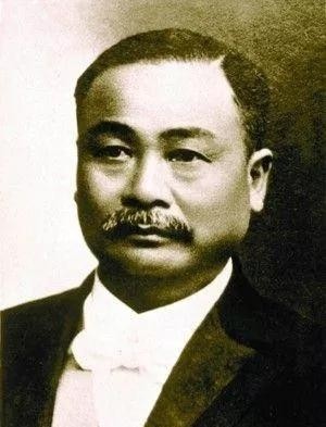 詹天佑修铁路时月薪1000两银元，相当于现在的21万左右。他的工资养10个老婆都
