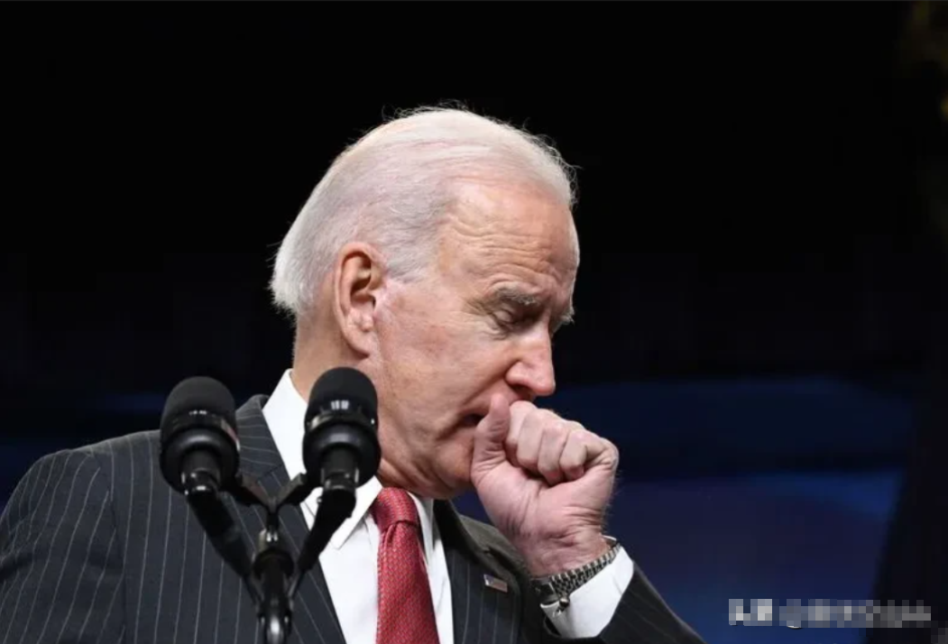 真假难辨！81岁拜登再传新冠，消息一出，质疑声四起。白宫承认，拜登总统又被新冠病