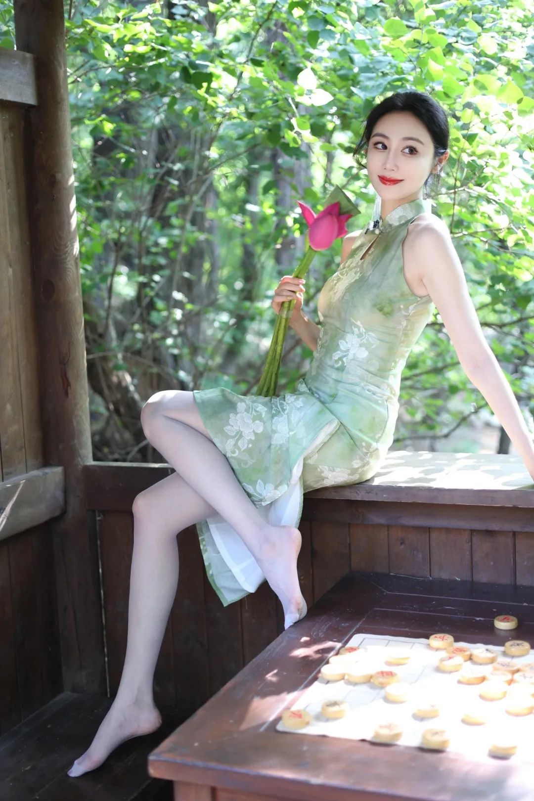绿色的旗袍好像融入山间一样，又仙又美