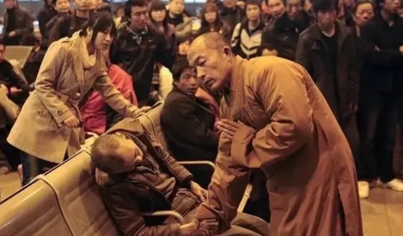 “你没能赶上回家的车，那我就渡你回家！”2011年11月25日一位老人在太原火车