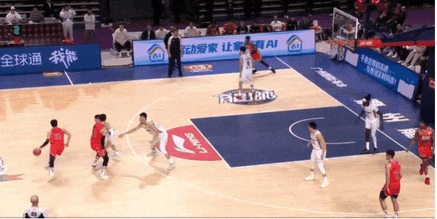 健康就好！陈盈骏谈郭艾伦：

“现在艾伦打球，还是跟之前一样，非常有冲击力。”