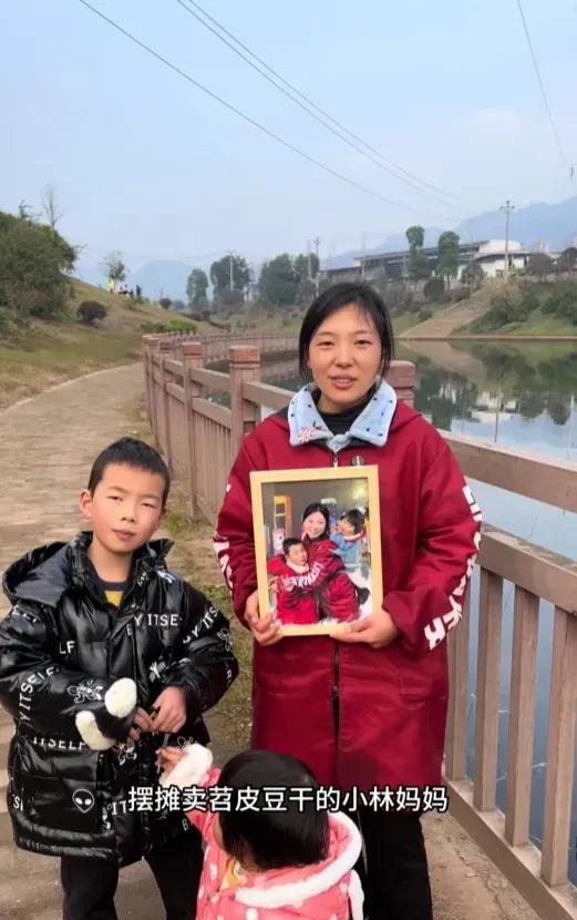 带俩娃摆摊的林静热度能维持多久？
其实林静并不是第一次火了，早在2019年的时候