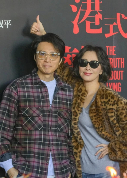 嘿，快看！刘嘉玲又在社交平台晒出自己的最新美照啦！照片里的她可太惹眼了，身着一身