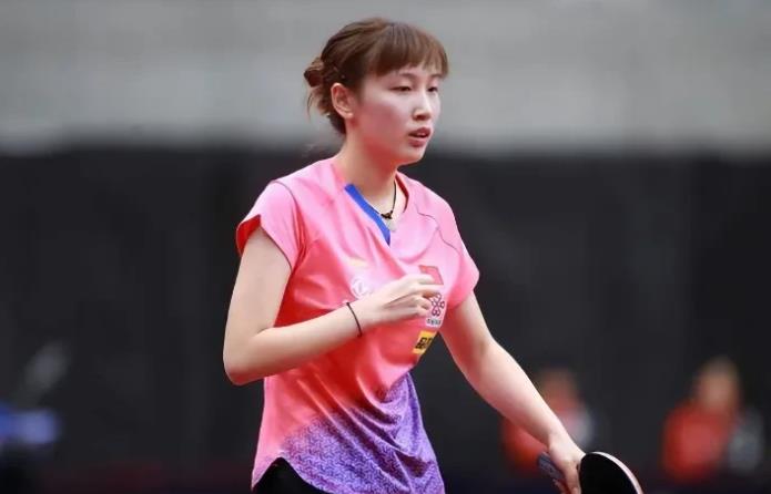 钱天一战胜队友石询瑶晋级法国冠军赛16强，以3：2的大比分险胜了队友石询瑶，两人