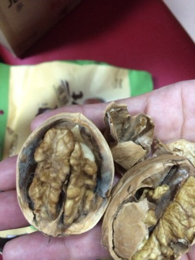 网购坚果发霉过期，商家称生产日期印错